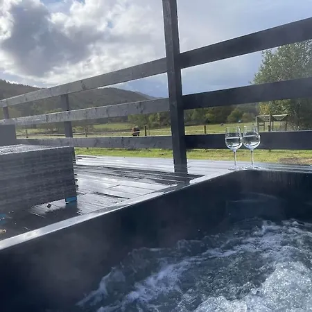 Riverview Lodge & Luxury Hot Tub Acharra Exterior photo