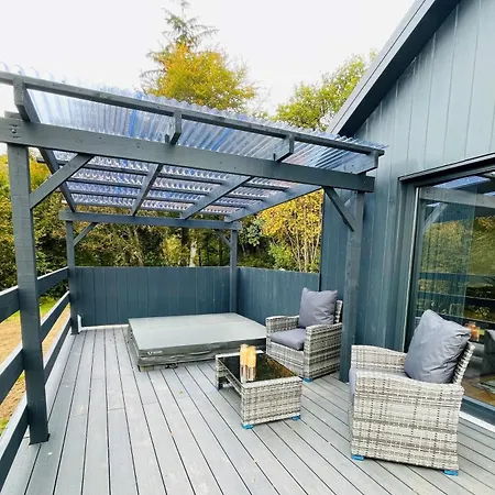 Riverview Lodge & Luxury Hot Tub Acharra Exterior photo